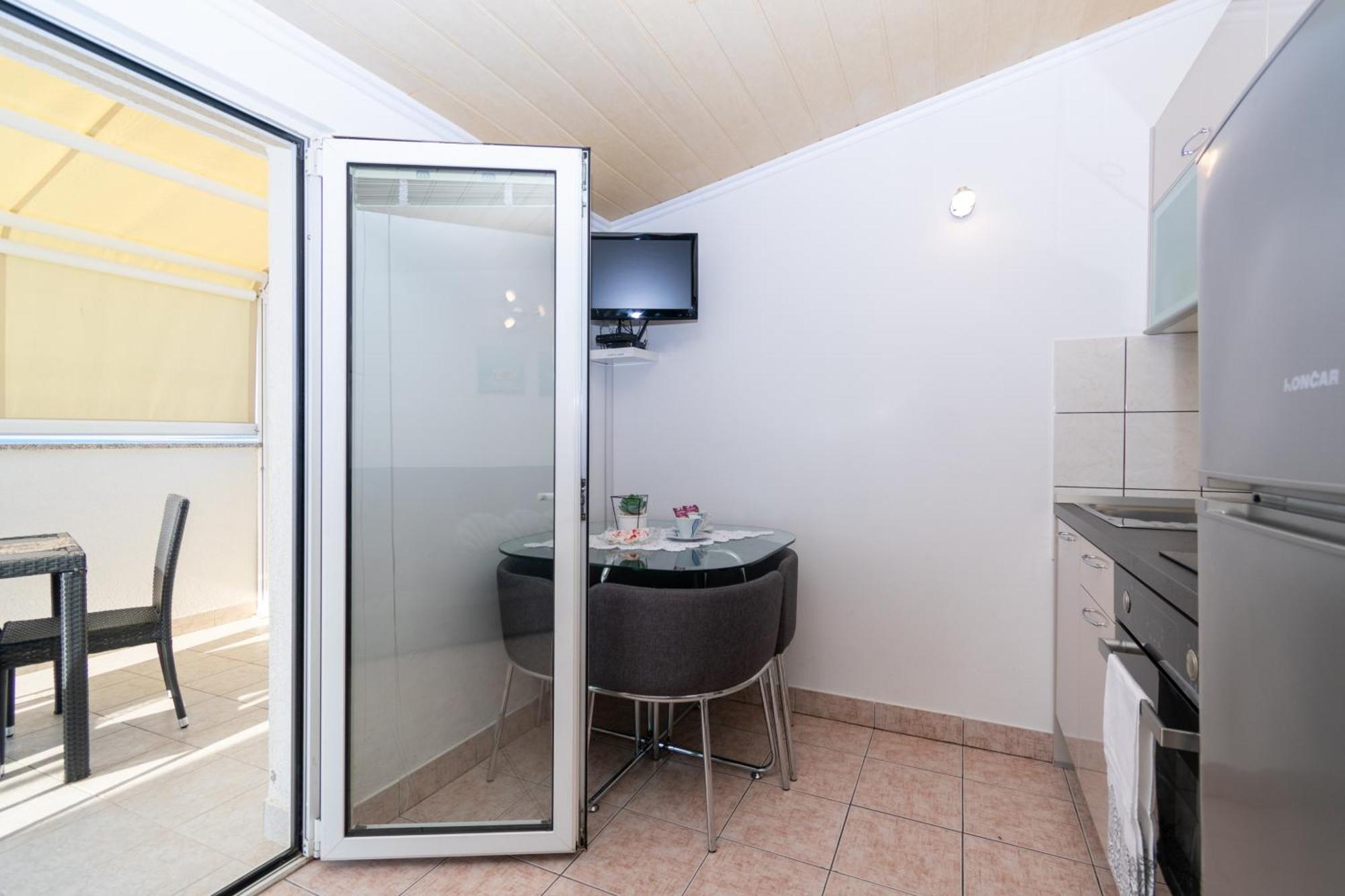 Apartments By The Sea Mandre, Pag - 4093 Kolan Quarto foto